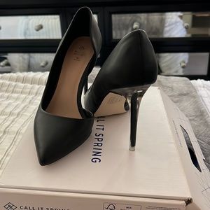 Vegan leather classic pump. Worn a few times no marks or scuffs.